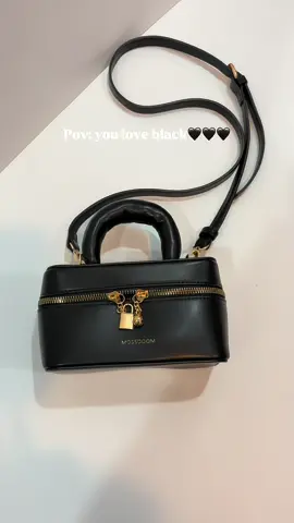 love this new Delphine bag from @MOSSDOOM.PH🖤🖤 #mossdoom #mossdoombag #delphinebag #spaciousbag 