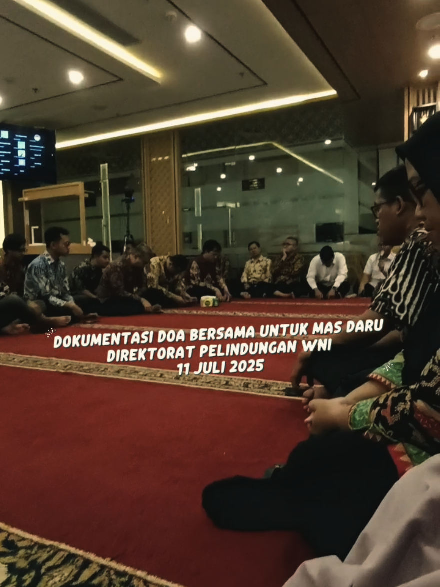 Selamat jalan, selamat jalan, selamat jalan... Doa Bersama dilakukan tgl 11 Juli 2025, 3 hari setelah kejadian, dimana kami semua masih merasakan syok dan duka mendalam. Penghormatan terakhirku untuk rekan yang duduk di samping meja kerjaku, akan kuselesaikan membaca bukumu, yang sebelumnya hanya teronggok di lemari buku. Bukan karena tidak ingin membaca, melainkan karena... Euhmm... Entahlah, mungkin ini salah satu kebiasaan buruk yang dimiliki oleh banyak penggemar-buku, menabung buku sebanyak-banyaknya untuk dibaca entah kapan. Maaf. Setelah ini, sungguh, akan kulanjutkan membacakannya. #DoaBersama #AryaDaruPangayunan #DiplomatPertama 