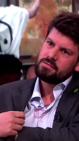 Klimaatactivist Jelle de Graaf plakte zich in 2022 tijdens de live-uitzending van Jinek, die werd gepresenteerd door Beau van Erven Dorens, vast aan de tafel.