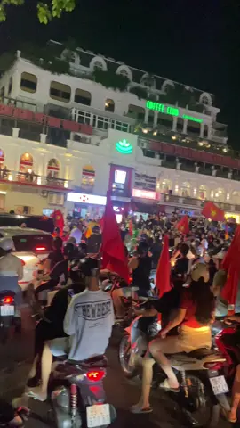 Hồ gương ngay lúc này bão