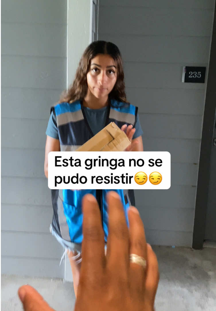 Esta gringa no se  pudo resistir😏😏