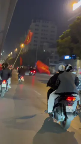 Giỉl phố đi bão ăn mừng U23 Việt Nam vô địch