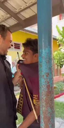 Anak murid pukul cikgu sekolah⁉️ Pihak sekolah kena ambil tindakan sekeras ya pada budak ni,biar setimpal dgn apa yg dia buat,geram aku tgok vedio ni‼️ Yg aku geram tgok cikgu tu kena shuttt🤛🏿 Sekolah ni dkt sgt dgn rumah aku ….. #anakmurid #pukulcikgu #anakmuridvscikgu #pukulcikgu #ppdsekolah #gurubesar #smktamanjasminkajang #tamanjasmin #kajang #smktamanjasmin2 #kajang43000 #PDRM #pdrmmalaysia