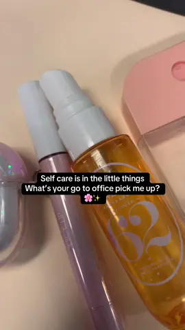 Even in the office, she romanticizes her life ✨✨💄💄 #workvibes #officelife #selfcareatwork #littlethings #bossbabe #workaesthetic #maincharacterenergy 