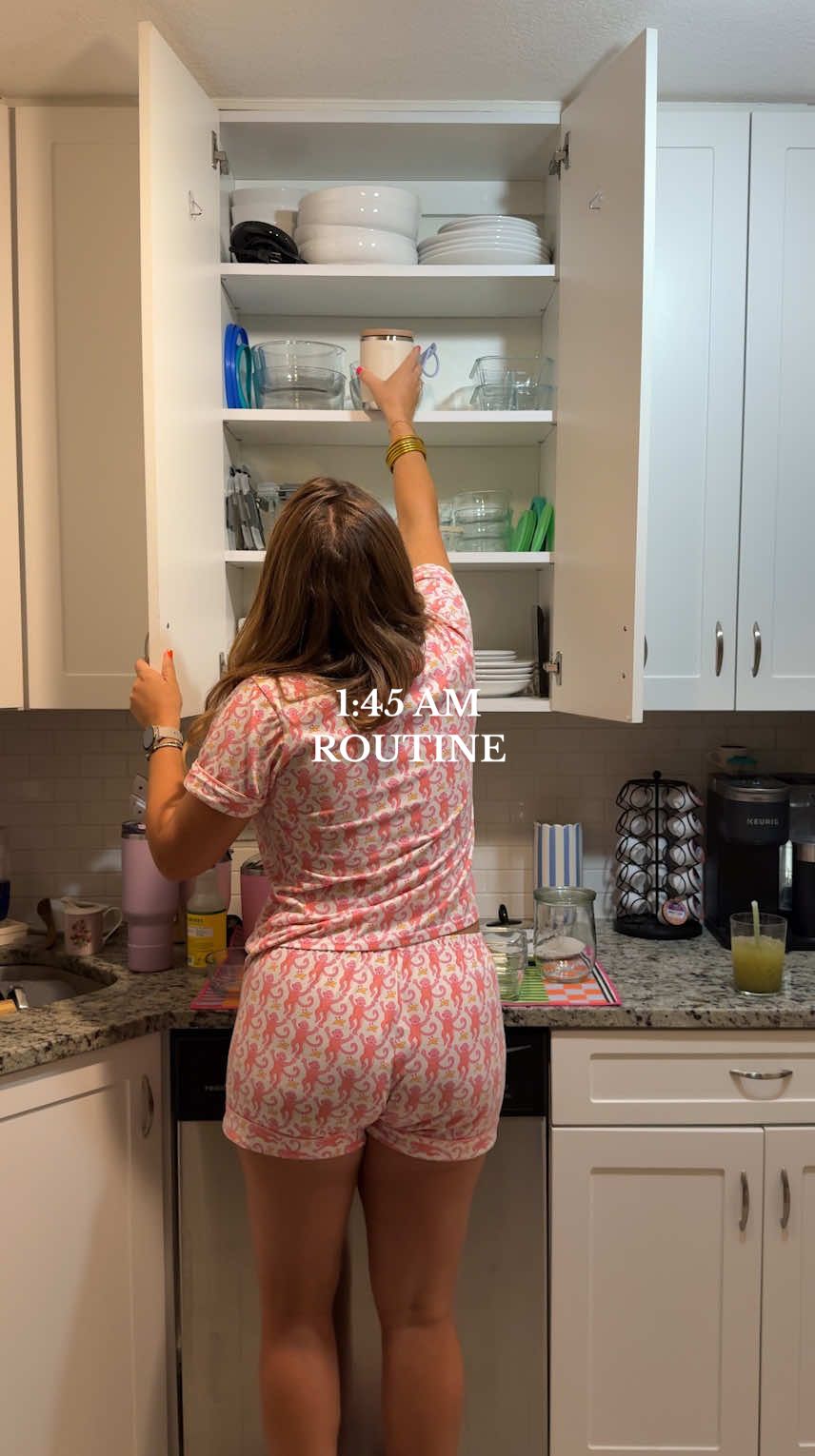 loving my greens, my tan, and my hair 🤪  #earlyriser #morningroutine #productiveroutine #midnightshift #amnewser #tvreporter #morningreporter #routine #morningvlog #Vlog #amvlog #productive #discipline #goldendoodle #relatable #Lifestyle #amroutine #skincare #fiberintake #fyp #viral #trending #greens #foilayage #tanskin #sunkissed @BetterDaysCo @Longchamp @YETI @Benefiber @Vital Proteins Shop @Kiehl's Since 1851 @Paula’s Choice @Amazon Home 