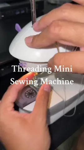 Replying to @✪✪✪✪✪ super easy to thread and to use. Not sure why many are saying it doesn’t work but it works for me. Hope this helps you. #sewingmachine #sewingtiktok #minisewingmachine #AndreaMateOfficial 
