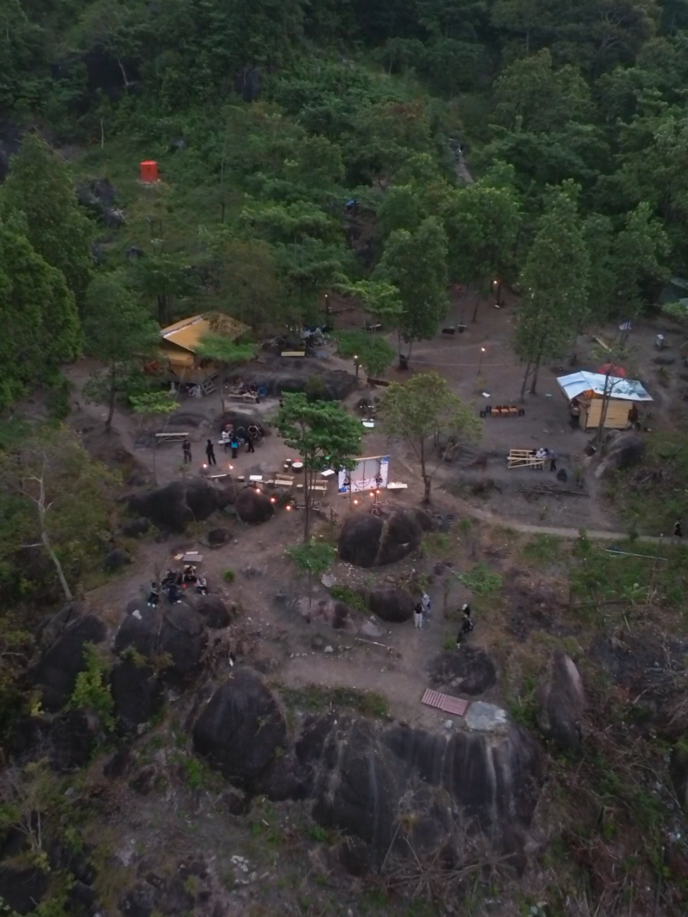 Ngopi sambil menikmati menikmati indahnya hutan alam bangka belitung, tepatnya di pertengahan wisata bukit pau... Ada yang udah tau tempat ini belum speradik? minum kopi sambil menikmati angin sepoi sepoi bukit pau.... ga usah ditanya lagi kalo spot, jos banget pasti.... #pangkalpinang #cafe #bukitpau #bangkabelitung #fyp #bangka #cinematic 