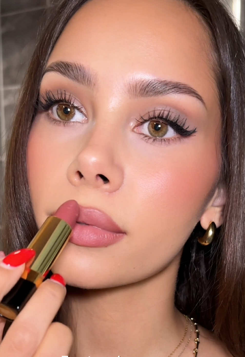 Ad A moment for the lip combo 🤌🏻🤎✨ @Lancôme Génifique Ultimate Serum Lancôme Teint Idole Ultra Wear foundation - 345N @Armani beauty Luminous Silk Multi-Zoning concealer - 5 Armani Eye Tint Eyeshadow - 30M Lancôme Idôle Liner - 01 Lancôme Hypnôse Drama mascara @YSL Beauty All Hours Hyper Bronze - 3 Armani Luminous Silk Glow blush - 30 & 51 YSL Rouge Pur Couture lipstick - N15 Armani Prisma Glass Icy Plumper - 36 YSL L'Eau Nue Perfume #makeup #toastymakeup 
