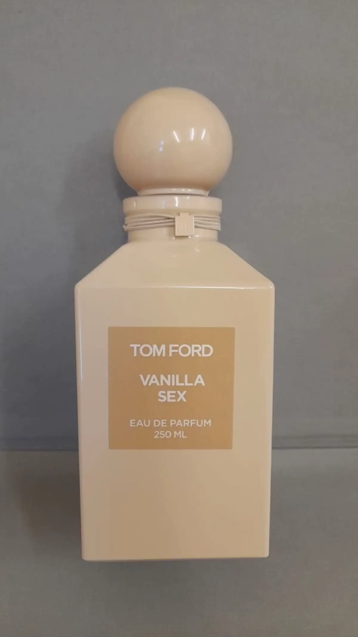 🌟Tom Ford Vanilla Sex🌟 Tom Ford’s Vanilla Sex, launched in 2023 and masterfully crafted by perfumer Nathalie Gracia-Cetto, is an exceptional journey into the depths of gourmand fragrance. From the outset, it challenges the usual vanilla stereotype. This isn’t your typical sweet, bakery-style scent. Instead, it’s a complex and layered creation that redefines what vanilla can be—intense, sensual, and utterly captivating. The opening is striking and immediate. Bitter almond bursts forward with a creamy, nutty character that carries a hint of cherry-like sharpness. It’s an unexpected introduction, steering the fragrance away from sugary clichés and toward something more refined and intriguing. This almond note provides a delicate tension that perfectly balances the sweeter elements yet to come. As the scent evolves, the heart reveals a symphony of vanilla facets. Indian vanilla forms the core, offering a darker, spicier, and more resinous interpretation than the usual Madagascar vanilla. This gives the fragrance a warm, almost smoky richness. Layered atop this are vanilla absolute and vanilla CO₂, which add depth, clarity, and a natural brightness. Ultravanil®, a high-quality synthetic vanilla note known for its creamy texture and lasting power, weaves through the heart, elevating the gourmand profile without tipping it into saccharine territory. Soft blossoms hover subtly in the background, adding an airy, floral dimension that prevents the composition from feeling one-dimensional. These flowers don’t shout or dominate; instead, they act like a soft veil, blurring the edges and adding a whisper of elegance to the gourmand heart. The drydown is where Vanilla Sex truly reveals its character. Tonka bean absolute enters like a warm caress, blending seamlessly with the vanilla to create a smooth, almost leathery sweetness that is both comforting and sensuous. Sandalwood anchors the fragrance with its creamy, woody presence, adding a buttery softness that grounds the perfume and gives it longevity and depth. In terms of projection and sillage, Vanilla Sex maintains an intimate presence. The projection is soft to moderate, creating a personal aura that invites closeness rather than broadcasting itself loudly. Its sillage follows this same pattern—noticeable but not overpowering, like a warm whisper that lingers just beyond reach. This makes it an ideal fragrance for those who want to feel enveloped in warmth without overwhelming a room. Longevity is impressive, with the scent lasting between eight and ten hours on the skin. On clothing or fabric, the fragrance can persist even longer, evolving beautifully over time and leaving behind a memory that is both rich and comforting. What sets Vanilla Sex apart from many gourmand fragrances is its complexity and sophistication. It doesn’t rely on overt sweetness or cloying notes. Instead, it plays with contrasts—sharp almond against creamy vanilla, soft blossoms against warm woods, sweetness balanced by a dry, sensual base. It’s a fragrance that invites exploration and rewards patience, revealing new facets the longer it wears. Wearing Vanilla Sex feels like wrapping yourself in a secret warmth, a scent that is both intimate and profoundly confident. It’s perfect for evenings when you want to feel sensual without being loud, refined without being fussy. For those who appreciate vanilla in its richest, most nuanced form, this fragrance is a true standout—a beautiful body of work that lingers on skin and memory long after the moment has passed. #TomFord #VanillaSex #NathalieGraciaCetto #GourmandFragrance #VanillaPerfume #LuxuryFragrance #PerfumeReview #ScentOfTheDay #FragranceLovers #PerfumeAddict #VanillaLovers #FragranceCommunity #IndiePerfume #LongLastingFragrance #WarmFragrance #SensualScent #PerfumeBlog #FragranceReview #ElegantPerfume #SignatureScent @tomfordbeauty 
