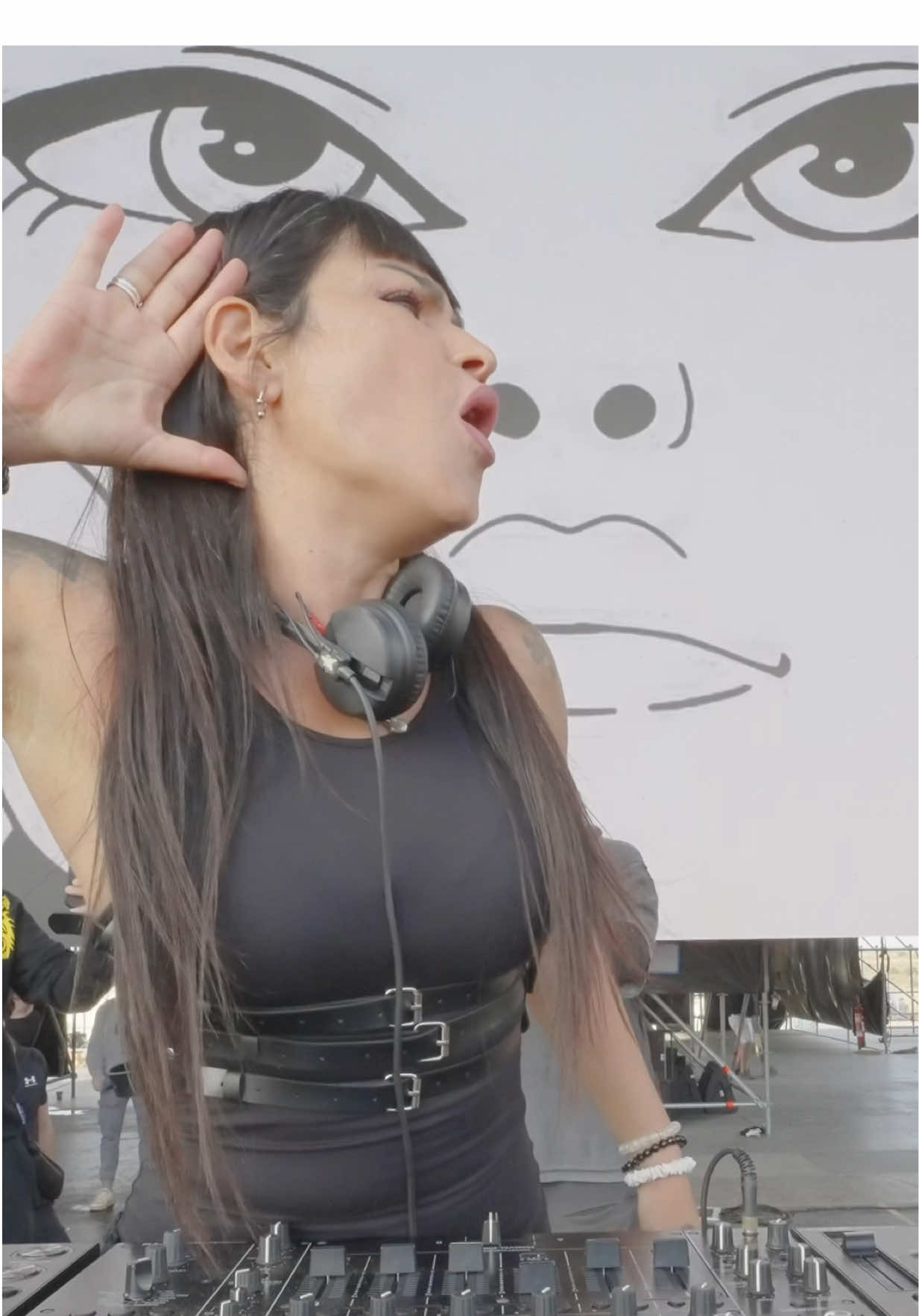 Ese momento en el todos somos uno  La música siempre nos ha unido 🫵🏻❤️ @Monegrosdesertfestival #fatimahajji #hardtechno #techno #rave #dj 