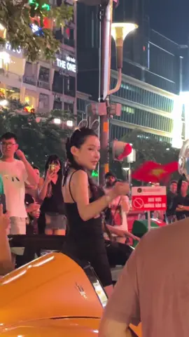 Mê cái cách chỉ thấy công an chỉ ngồi im ru :))) #vietnamvodich🇻🇳🇻🇳❤️ #ngân98 #saigon 