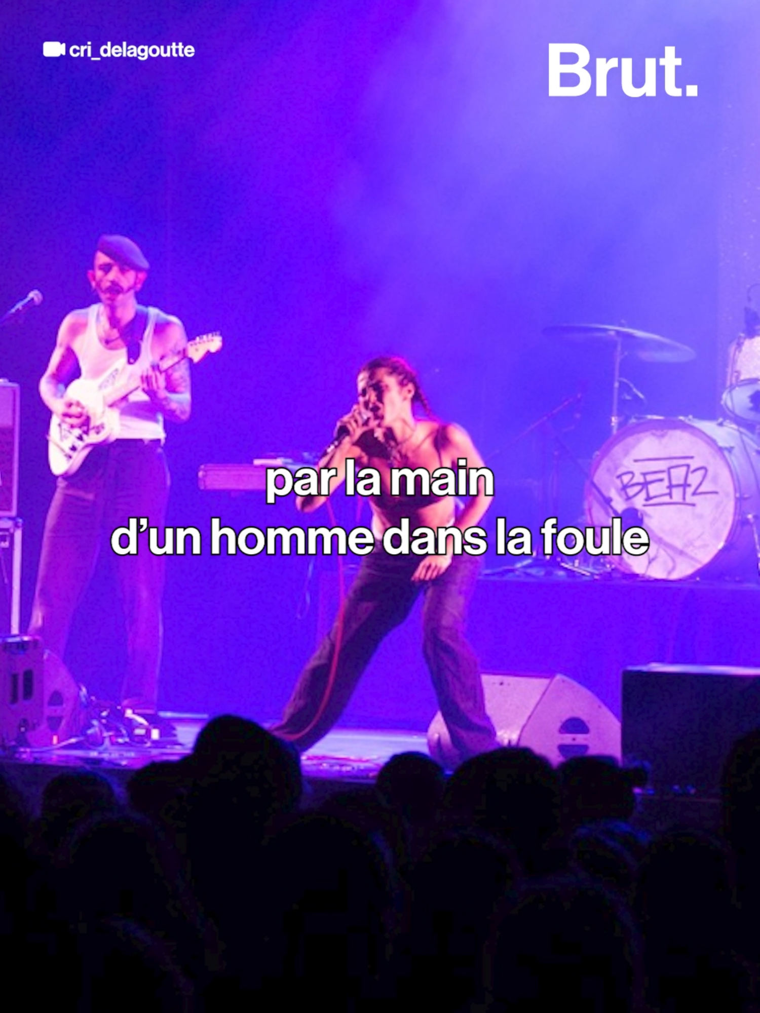 Victime d’une agression sexuelle en plein concert, la chanteuse du groupe @luluvantrapp décide de finir son show seins nus.