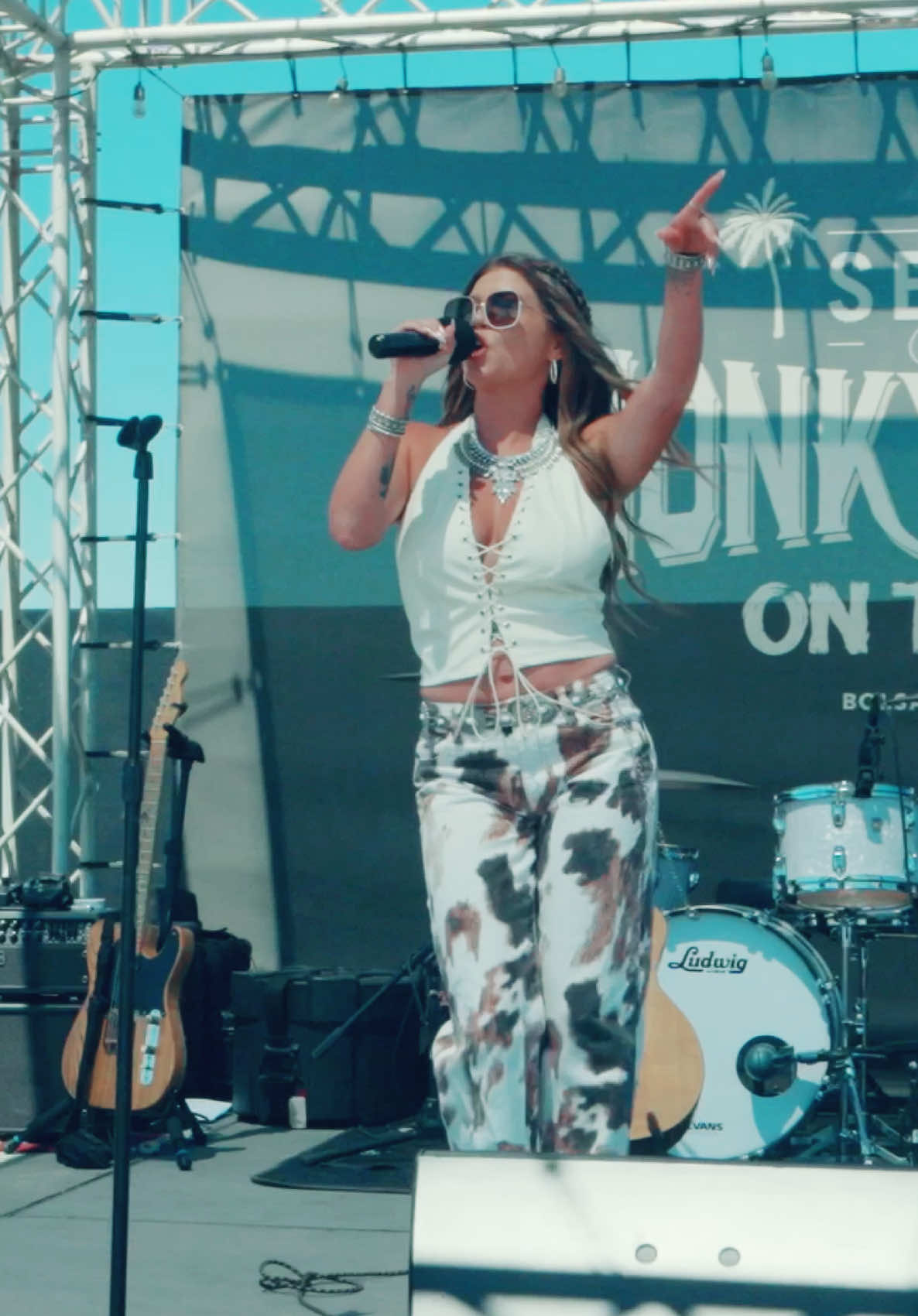 So much fun performing Sea Salt #HonkyTonk in Huntington Beach! Full vlog on my YouTube 🤠🎥 Like & comment your city if you want me to come there next! 😘 #fyp #foryou #chanelwestcoast #countrymusic #lilbitcountry #singer 