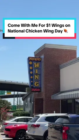 sitting at the bar means bonding with another girl over our love for @Texas Chicken Wing Sports Bar 🫶🏽 #nationalwingday #nationalchickenwingday #austin #atx #austinfood #atxfood #texas #texascheck #texasfood #texasfoodie 