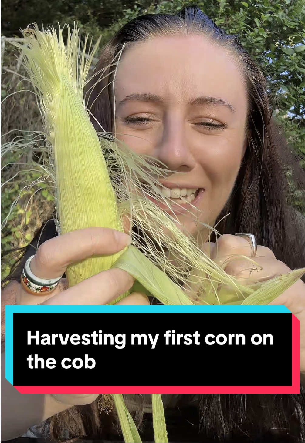 Harvesting my first ever corn on the cob 😂🌽 FFS  Why is it prettier than me ✨🤣 I think we can class that one as a flop don’t you #gardentok #harvest #growyourownfood #kitchengarden #vegetablegarden #vegetablepatch #gardening #gardeningtips 