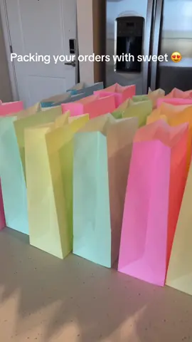 Making tiny candy bags 🍬🍫🍭  https://tinycandy.shop/      #candybags #kidsparty #birthdayfavors #partyplanner  #packorderswithme  #smallbiz #sweetmoments  