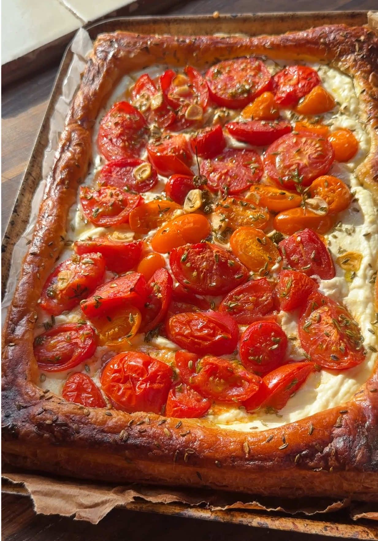 Quick and easy tomato tart with garlic, thyme and ricotta. One of those toolkit recipes you can make in an instant. It’s absolutely delicious, great as a light lunch with a green salad or as a nibble with drinks. Give it a try! #tomato #cooking #Recipe #cheese 
