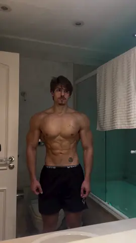 94kg. Lifetime Natty 🤟🏻 voltando pro BR a meta é voltar pra esse shape e manter ele até o final do ano 🏝️