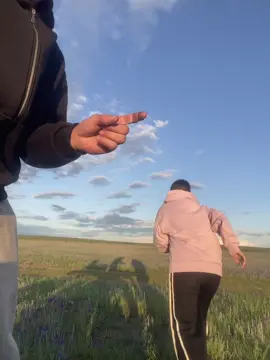 было немного неудобно бежать в мешковатых вещах