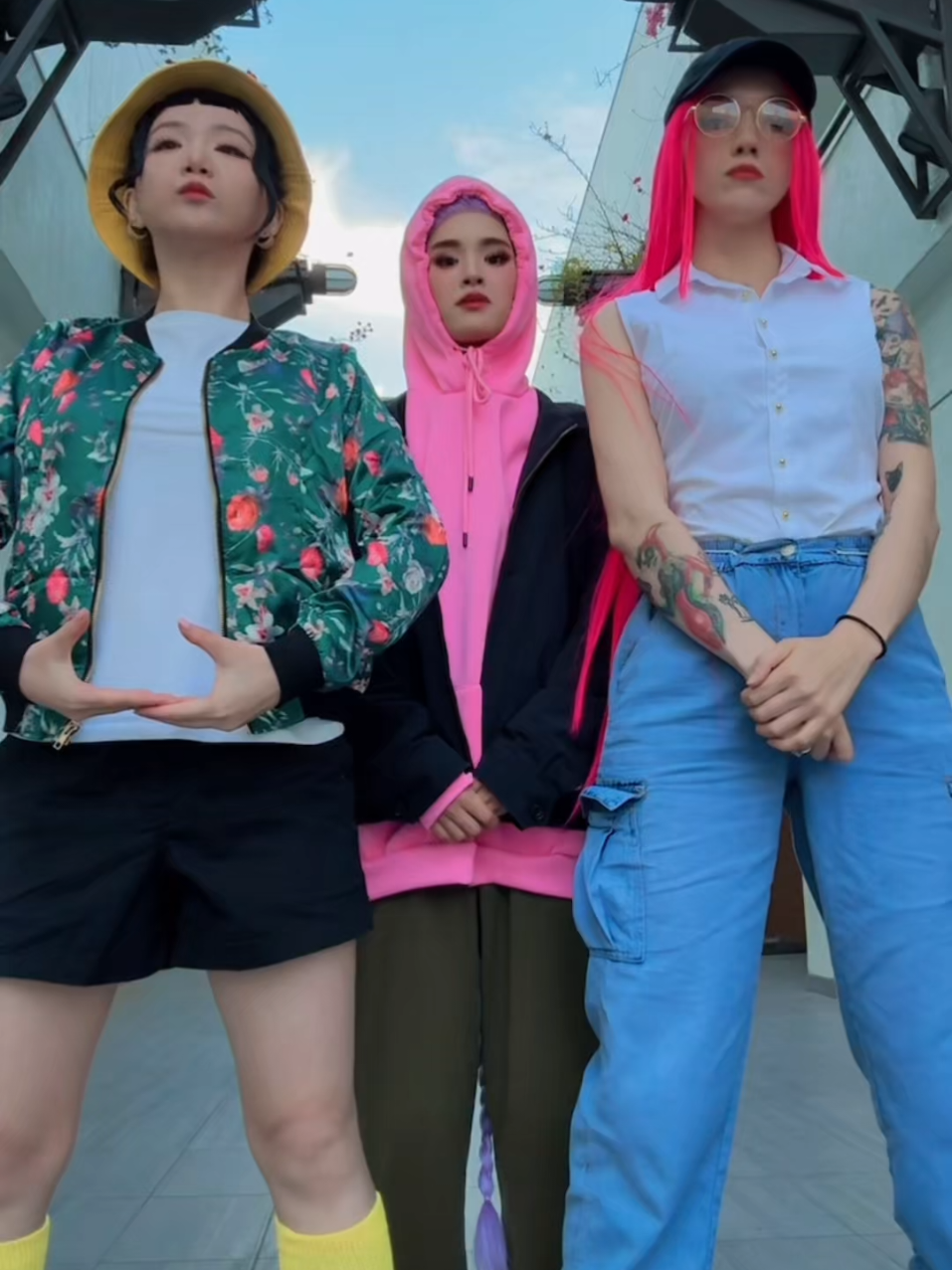 just hunrt/x doing girlie things on their day off !!  my zoey (@あらな🌟Arana ) rumi (me)  my mira (@naanny_lee ) #fyp #huntrix #kpopdemonhunters #rumi #zoey #mira 