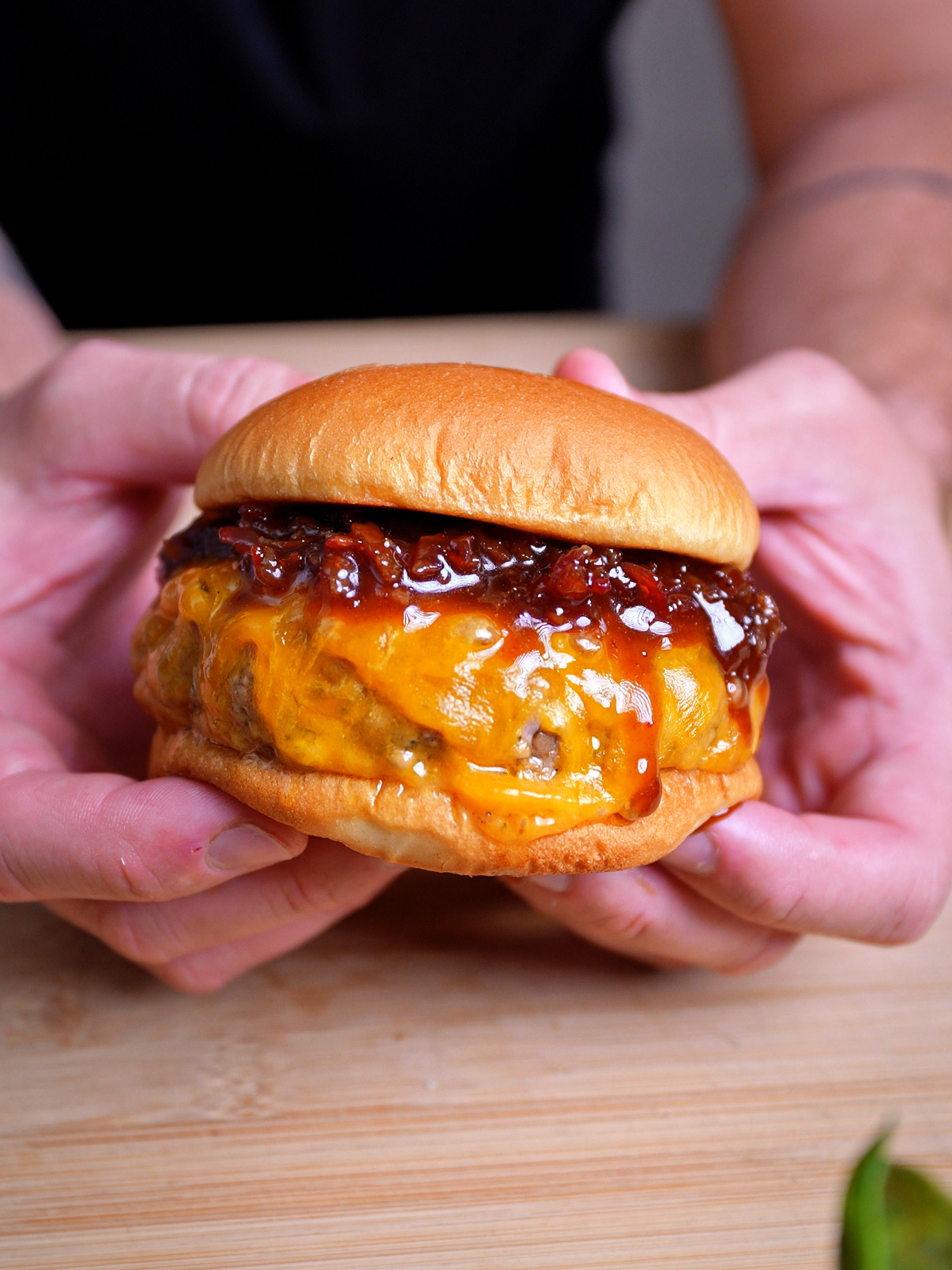 Olá pessoal, eu sou o Thiago Sodré, e hoje eu vou fazer um dos melhores toppings pra hambúrguer na minha opinião, que é essa geleia de bacon caramelizado no bourbon, vamos lá! Todos os ingredientes dessa receita eu peguei na @shopper.com.br, um supermercado online com tudo o que você precisa. E melhor ainda, com a compra programada, você não precisa ficar lembrando de comprar produtos de limpeza, papel higiênico ou outras coisas que a gente precisa regularmente. Se  lembrou de algum item que precisa, tem a compra pontual também, com uma infinidade de produtos disponíveis. Ingredientes: (2 pessoas) - 100g de bacon artesanal (usei o da @jaishandmade) - 2 colheres de sopa de açúcar - 1 dose de bourbon - 1 colher de sopa de vinagre balsâmico Modo de preparo: 1. Corte o bacon em pedaços pequenos e doure bem em fogo médio. 2. Adicione o açúcar e mexa até começar a caramelizar. 3. Entre com o bourbon e o vinagre balsâmico, mexa bem para soltar todo o sabor da frigideira. 4. Cozinhe por mais alguns minutos até reduzir e formar uma geleia brilhante. 5. Sirva sobre o hambúrguer na finalização. Fica simplesmente sensacional! Não esquece de me seguir aqui, porque a receita de amanhã está ainda melhor Me conta aqui nos comentários o que você achou, compartilhe com os amigos e bom apetite! #thiagosodre #receita #publi