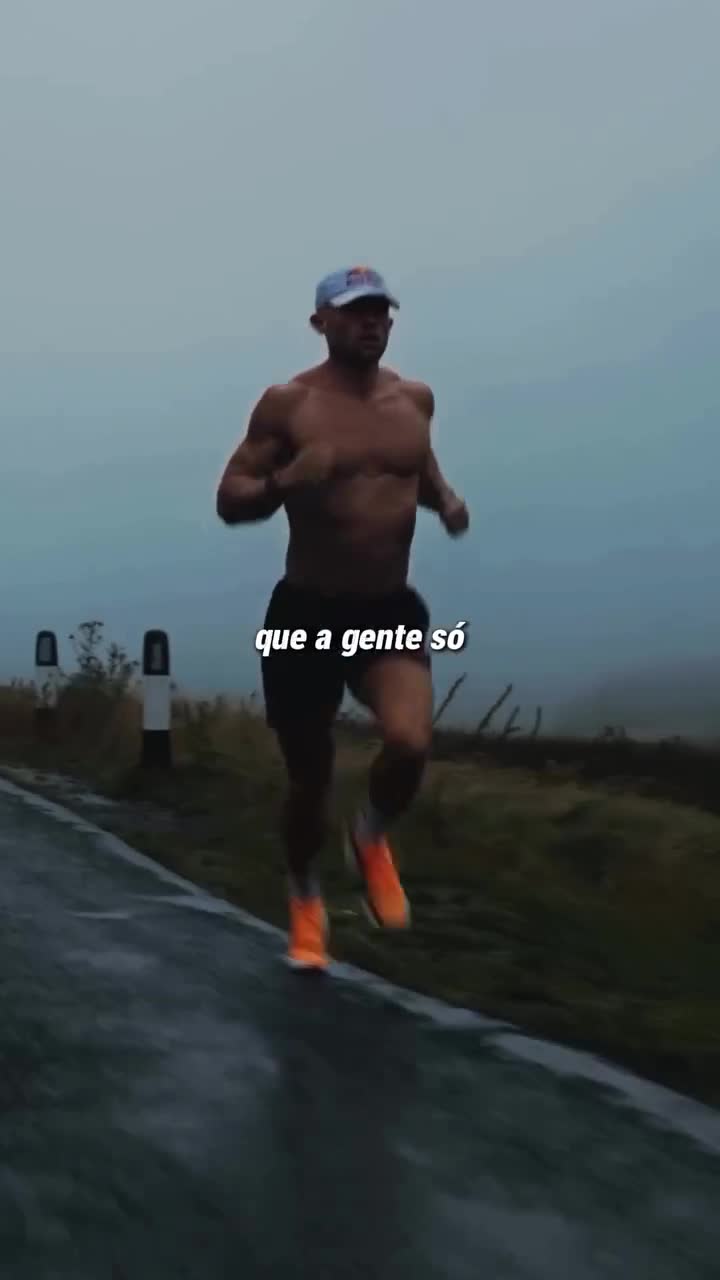 🧘‍♂️ Chega uma fase da vida em que a gente só quer três coisas: Evoluir, viver em paz e não perder tempo. Depois de tantas quedas, decepções e recomeços… a alma muda. A pressa vira presença. O barulho vira silêncio. A bagunça vira limite. ✨ 👉 A gente aprende que crescer dói, mas permanecer no mesmo lugar dói ainda mais. 👉 Que a paz vale mais do que estar certo. 👉 E que tempo é sagrado — não deve ser gasto com quem não soma, com o que não edifica, com o que esgota. Essa fase não tem a ver com idade. Tem a ver com maturidade. Com a decisão diária de escolher a si mesmo. 🌱 Não é egoísmo, é amor-próprio. Não é frieza, é autocuidado. Não é distância, é preservação. 💬 Marque alguém que entrou nessa fase e não aceita mais viver no piloto automático. 🔔 Siga o Dr. Renato Silveira para mais reflexões que te ajudam a viver com propósito, equilíbrio e consciência.