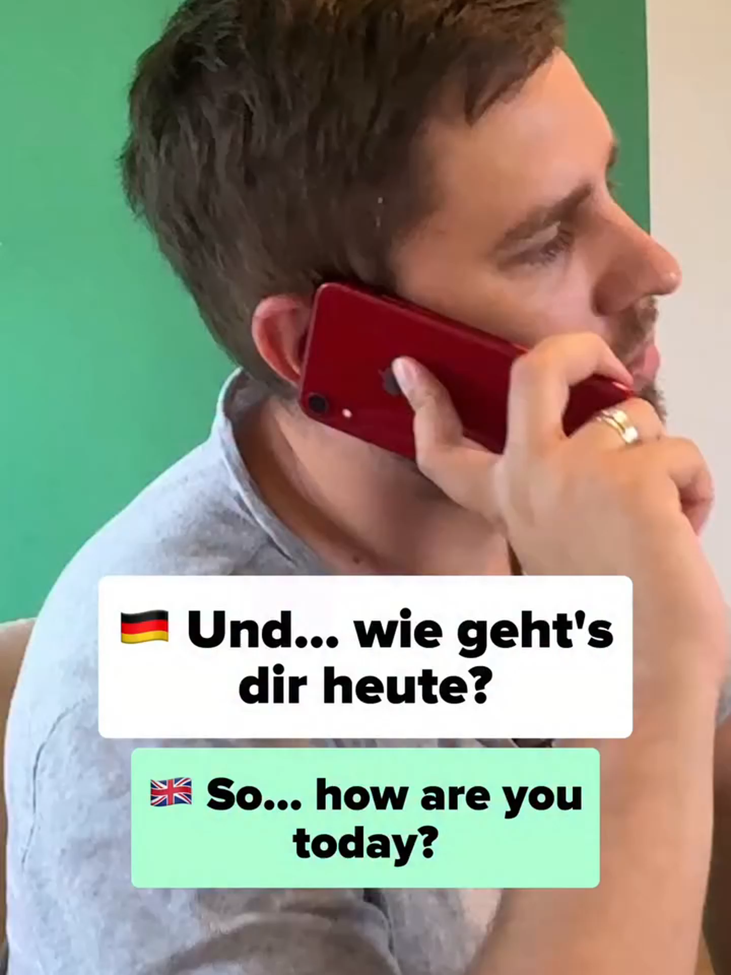 Kennst du das? 🤦‍♂️  Du lernst jahrelang Deutsch, kommst nach Deutschland und verstehst plötzlich nur noch Bahnhof... „Wie gerädert“, „bis in die Puppen“, „rumzicken“ - solche Ausdrücke hörst du ständig, aber in deinem Lehrbuch stehen sie nicht!  Während deine deutschen Freunde quatschen wie sie wollen, stehst du da und denkst: „Was zur Hölle meinen die jetzt?“ 😅  Das ist völlig normal - Lehrbücher können ja auch nicht alles abdecken! Deshalb gibt’s jetzt meinen Kurs „Natürliches Deutsch“ für genau diese Lücke.  Über 250 authentische Ausdrücke aus 5 Lebensbereichen, die du im deutschen Alltag wirklich brauchst!  Statt „Ich bin sehr müde“ sagst du dann einmal „Ich fühl mich wie gerädert“ - und sofort klingst du natürlicher! 🎯  Schreib „KLAR“ in die Kommentare und ich schick dir alle Infos zum Kurs! #deutschlernen #deutschesprache #umgangssprache #deutschgrammatik #conversationalgerman #deutschfürfortgeschrittene #germanwithnikola #authentischesdeutsch #deutschalltag #deutschtipps #deutschvokabeln #learngerman #germanparticles