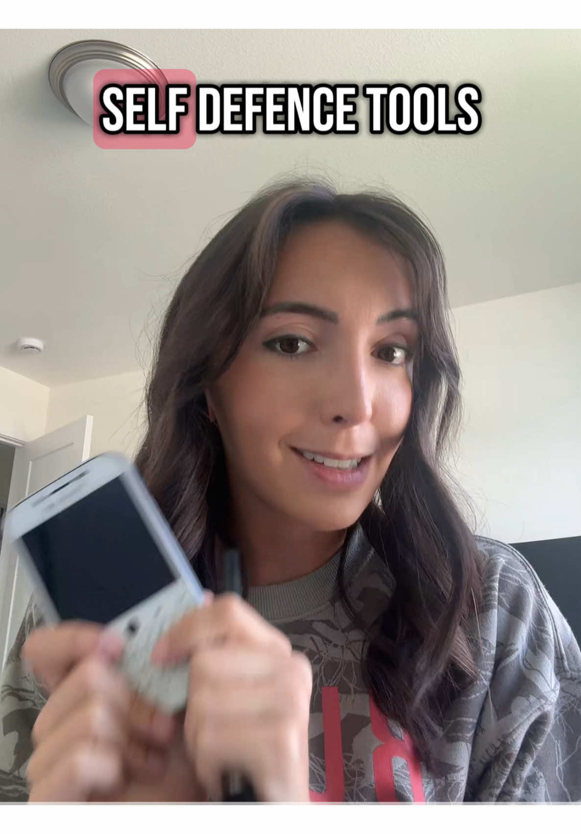 When has a phone helped you stay safe? Lmk in the comments 👉 #phone #cellphone #moderntech #safety #personalsafety #selfdefense #womenssafety #staysafe 