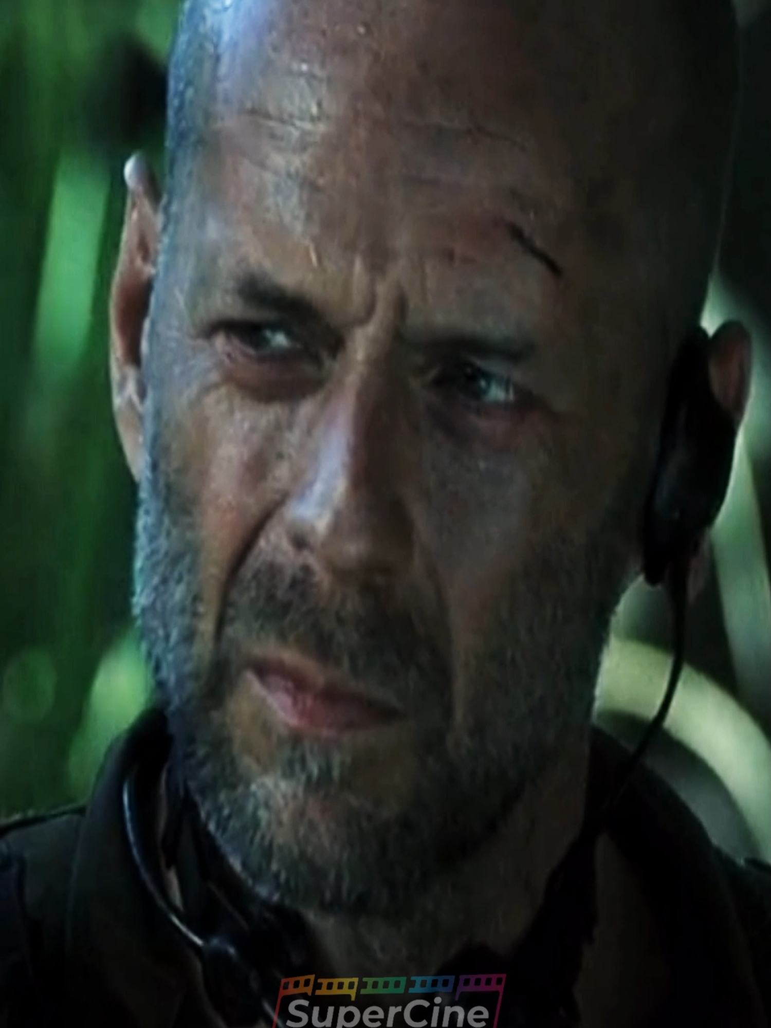 🎬 Título: Lágrimas do Sol 📅 Lançamento: 2003 🎭 Gênero: Ação | Drama | Guerra ⭐ Atores Principais: Bruce Willis Monica Bellucci Cole Hauser 📝 Sinopse Resumida: Durante uma missão de resgate na Nigéria, o Tenente Waters (Bruce Willis) é confrontado com dilemas morais que o levam a desafiar ordens para salvar inocentes em meio à guerra. Um suspense emocional e explosivo! #tiktok
