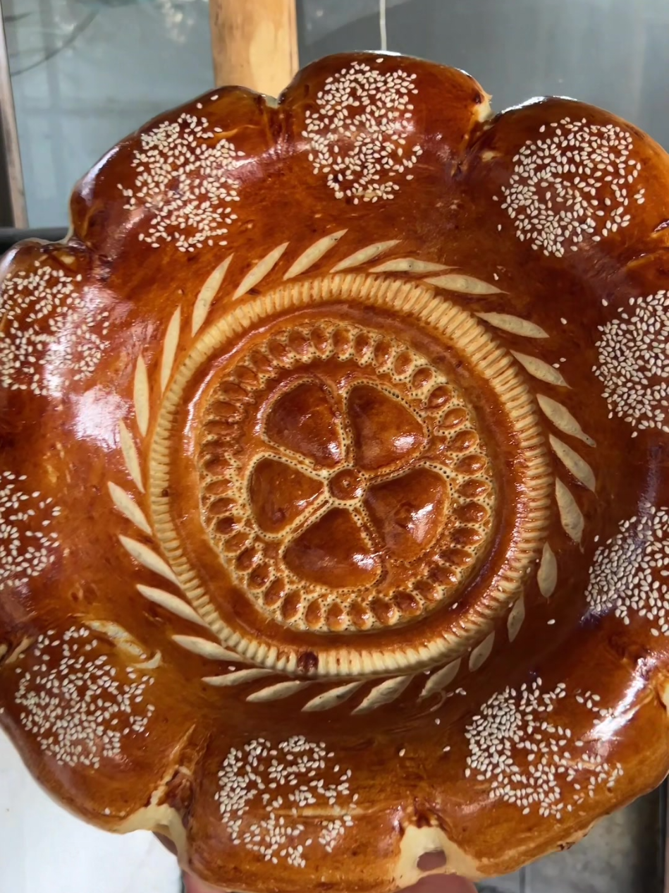 Send this video to a friend who loves bread.#baking #brea #cooking #BreadArt #MesmerizingFood 