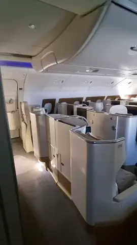 Tour pela luxuosa Classe Executiva do Emirates A380-800 🇦🇪✈️ #Emirates #A380 #ClasseExecutiva #aviação #aviation #luxo #aviationlovers #aviationgeek #airbus #firstclass #avião360 #airbusa380 #plane #travel #airport #traveltiktok #luxo 