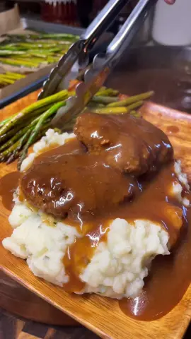 Smothered Beef Steaks & Mashed Potatoes 👩‍🍳 one of my favorite meals growing up 🤤 #DinnerIdeas #dinnerrecipe #EasyRecipe #beefsteak #mashedpotatoes #cookingtiktok #homemade #dinnerwithme 