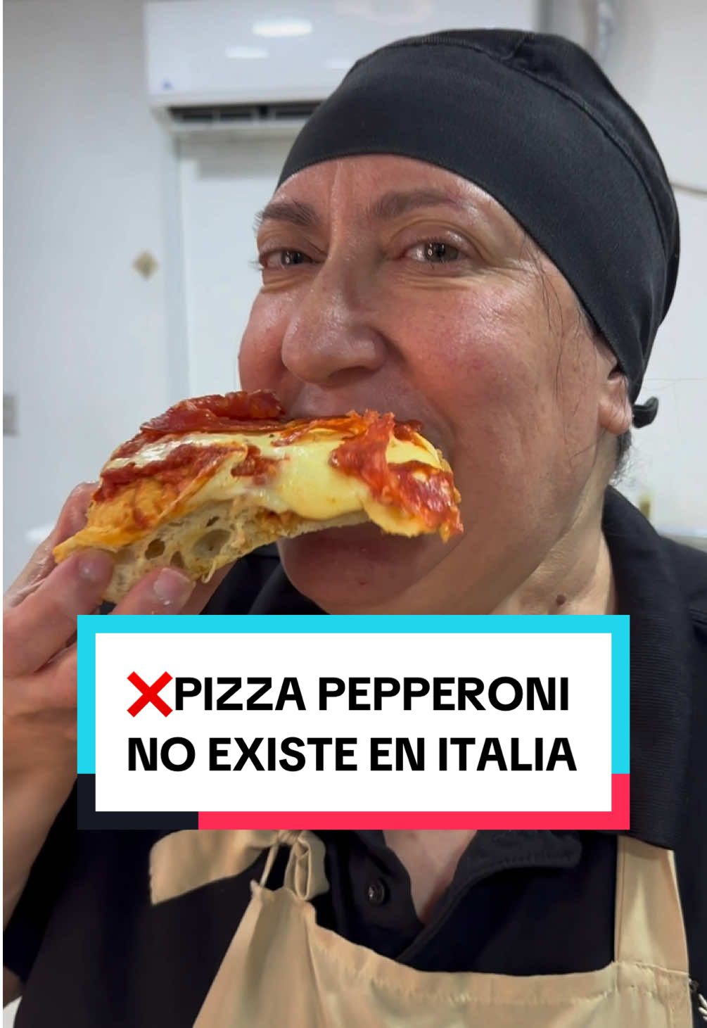 🇮🇹 En Italia la pizza “pepperoni” NO EXISTE. Lo que muchos piden como “pepperoni pizza” en realidad no tiene nada de italiano. En Italia, la verdadera versión picante se llama Pizza Diavola y se hace así: con salame picante, mozzarella, y mucho sabor… 🍕 Aquí la preparamos con masa romana auténtica, a la pala, como en Roma. ¿Quieres más recetas 100% italianas? Descúbre todo mi mundo aquí 👇 🌍 Entra a mi Universo Italiano → https://chefrobertaofficial.com/universo-italiano/ (link en el perfil) 📍Y si estás en Costa Rica, ven a probarla al restaurante Aroma Roma. ¡Es como estar en Italia, pero sin tomar el avión! 🇮🇹✈️ #ChefRoberta #CocinaItaliana #AromaRoma #ItaliaEnTusManos #fyp #recetas #cocina #food #comida #italianfood #italian #pizza #pizzapepperoni #pizzaitaliana #pizzaromana 