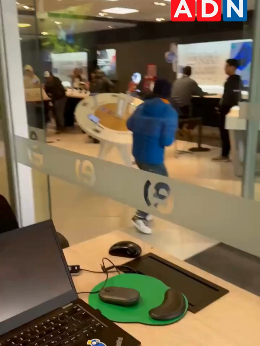 Durante la tarde de este lunes, un rápido operativo de Carabineros permitió la detención de cuatro personas tras un robo con intimidación en una tienda Entel ubicada en pleno centro de Rancagua. El hecho, ocurrido cerca de las 15:30 horas, involucró a un grupo que amenazó a los trabajadores del local y sustrajo al menos 14 teléfonos celulares antes de darse a la fuga. Los sujetos, dos adultos y dos adolescentes de 13 y 17 años, fueron interceptados por Carabineros en la intersección de avenida Einstein con calle Andrés Bello, tras una persecución. La Fiscalía instruyó la presencia del OS9 de Carabineros y personal del Laboratorio de Criminalística (Labocar) para continuar con las diligencias investigativas en el lugar. #noticias #chile #noticiaschile #rancagua #entel #carabineros
