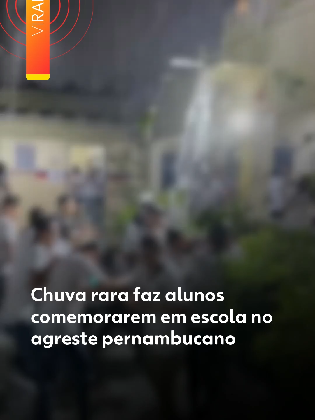 #Viralizou 🌧️📚 – No meio da aula, a chuva começou a cair em Santa Cruz do Capibaribe, no agreste de Pernambuco, e os estudantes não pensaram duas vezes: correram pra aproveitar cada gota!  Em regiões onde a chuva é rara, esse banho virou celebração. Um momento espontâneo, cheio de alegria, que transformou o dia comum em memória pra vida toda. 💙 Crédito: cavalcantihere | @myhoodbr Clique em 'leia o artigo' para ver mais vídeos do #g1 #chuva #escola #g1viralizou #pernambuco