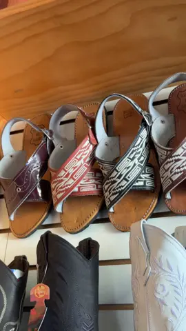 🔥 Handmade leather sandals just dropped! Perfect for summer fits ☀️👣 Shop now and step up your style. HUARACHES HECHO EN 🇲🇽  #handmade #tiresole #leather #leathercraft #huaraches #hechoenmexico #sandals 