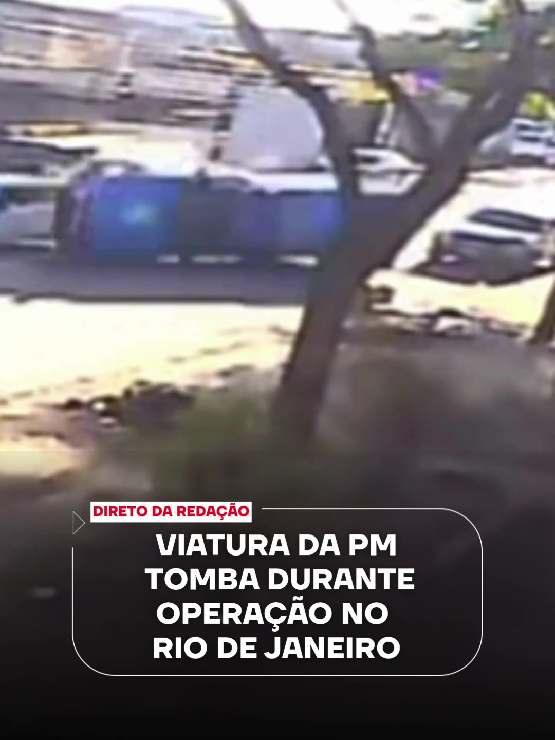 Uma viatura da Polícia Militar tombou em Cordovil, no Rio de Janeiro, após atingir um carro parado e quase atropelar um pedestre. A corporação informou que os policiais não se feriram no acidente desta segunda (28). Moradores da região, no entanto, afirmam em redes sociais que o motorista da viatura estava usando o celular e perdeu o controle.  Confira mais detalhes no Direto da Redação com Daniel Caniato. 📺 Confira na JP News e Panflix  #JovemPanNews #Acidente #Viatura #Policia #RJ