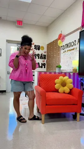 I was very unsure about the orange chair but I’m obsessed 🥹✨🧡 #teacherlife #Vlog #fyp #foryoupage #teacher #teachersoftiktok #backtowork #Summer #schoollife #classroomsetup 