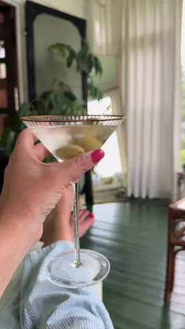 Tuesday blues(cheese stuffed olive martini) 🍸 #martini #happyhour #bluecheeseolives #dirtymartini #handstuffedolives #oldhome #oldhomelove 