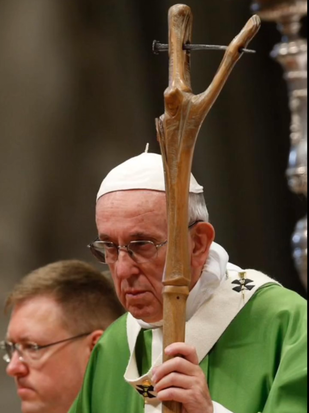 O cajado do Papa se parece muito com o cajado de Satanás... você acha que isso seria só uma coincidência?  #teoria #teorias #teoriasconspirativas #ocultismo #revelacao #papa #religiao #vaticano #roma #fimdostempos #mundooculto 