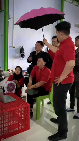 Bener Gini kan konsepnya gais ? 😂 Beli buket dikota ternate Kirim paket📦 ya tetap J&T  please like & coment ya guys  #SertifikasiAdminJNTJatim #SertifikasiJNTJatim2025 #JNTExpressJatim #JNTExpressid #TrainerJNTJatim  @Sahabat SeKelas @Trainer J&T Express Jawa Timur @J&TEXPRESSJATIM 