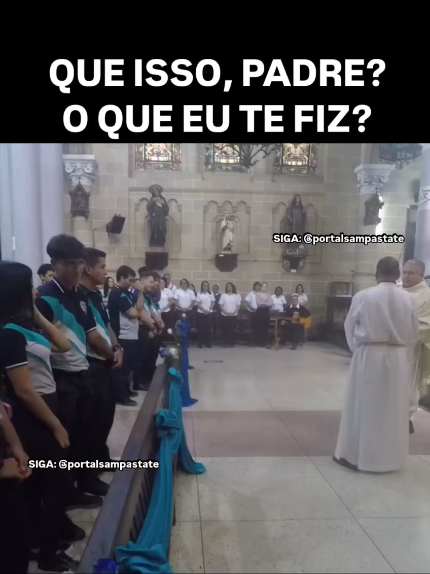 Até na igreja acontece isso? Hahaha #padre #engracado #aguabenta #igreja #igrejacatolica #católico #católica 