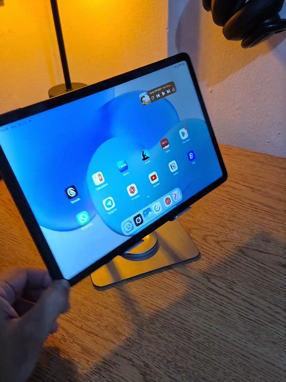 Esse é o suporte para tablet que eu uso nos vídeos. ele tem ajuste de altura e gira 360.    #tablet #redmipad #ipad #s9fe #s9feplus #redmipadse #redmipad2 