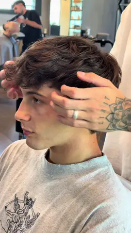 Ho realizzato una graduazione nella zona parietale e posteriore per valorizzare i lineamenti del viso, alleggerendo la massa per donare più texture e movimento— scissors: @AQUILA 