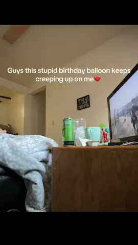 Help me it keeps coming after me.. i decided to do a Timelapse to see when it would come🥀 Weird thing is that there’s another balloon but it’s just chillin and not moving at all 