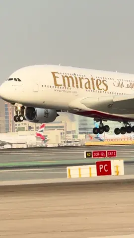 #aviation #aviateur76 #aviationlovers #avgeek #dubai #dz #uae #usa #brasil🇧🇷 #india #airport #tiktok #fly #dxb #dubaiairport #emirates #A380 #airbus 