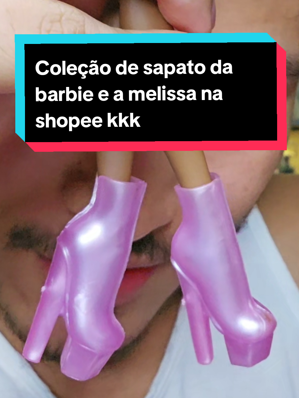 👠✨ ALERTA DE ACHADO FASHIONISTA ✨👠 Eu achei a loja PERFEITA pra quem ama acessórios de boneca com estilo! Comprei esses sapatinhos na @maxqueen.br (lá na Shopee) e juro: parece até uma coleção da Melissa com a Barbie 💖 É TUDO TÃO FOFO, tão bem feito, que eu tô surtando real! Já usei nos meus acessórios e ficaram um LUXO 💅 Chegou super rápido, tudo embaladinho… então sim, eu indico com gosto MESMO! 🤝 🛒 Link da loja: https://br.shp.ee/XCgTUoX Vai lá conferir e me diz qual modelo seria a cara da sua boneca! 👛👠💕 #BarbieStyle #SapatosDeBoneca #ColeçãoDeBonecas #AchadinhosShopee #MiniSapatos #DollAccessories #MelissaVibes #BarbieAesthetic #maxqueen #DollFashion #BarbieLook #BarbieCollectors #MonsterHigh #Bratz #LOLOMG #RainbowHigh #EverAfterHigh #Pullip #Blythe #FashionDolls #DollLovers #MiniShoes #BonequeirosUnidos #Dollstagram #bonecasfashionistas 