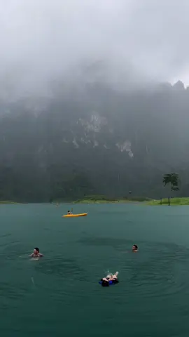 เล่นน้ำตอนฝนตก โคตรดีเลยแก 🌧️⛰️ . วิวนี่จากที่พัก 360 issara floating resort #เขื่อนเชี่ยวหลาน #360issarafloatingresort #360issara #เขื่อนรัชชประภา #khaosok #khaosoknationalpark #ที่พักเปิดใหม่ 
