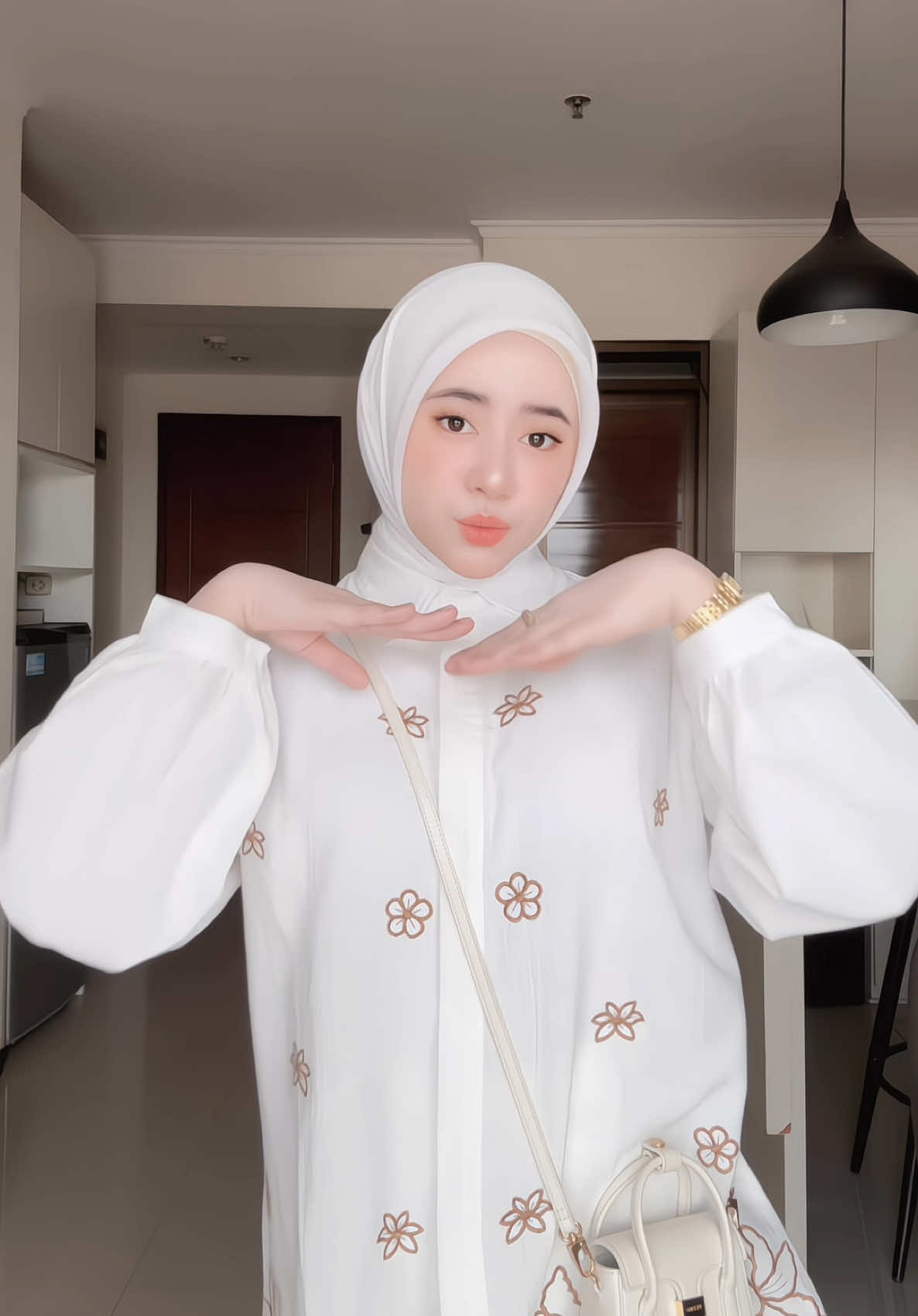 white is my favorite color🤍🌼 #blousecantik #blouse #atasanwanita #atasankekinian #outfitideas #outfit #outfits #outfitinspo 
