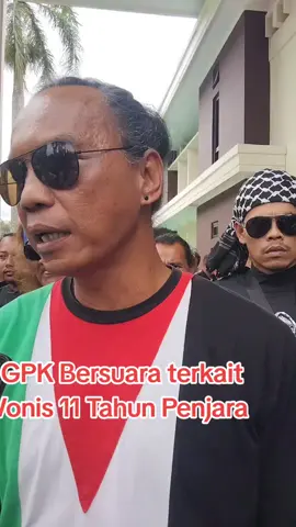 Gerakan Pemuda Ka'bah Sebut, Vonis 11 Tahun Penjara Peringatan Keras  MAGELANG, --  Hasil Sidang  Putusan di Pengadilan Negeri  Mungkid. Vonis 11 tahun penjara yang dijatuhkan terhadap Amin Zaenuri alias Asmuni, pengasuh pondok pesantren di Tempuran, Magelang, menuai beragam tanggapan dari berbagai pihak.  Salah satunya datang dari tokoh masyarakat dan perwakilan Gerakan Pemuda Ka'bah (GPK) Aliansi Tepi Barat Pujiyanto alias Yanto Pethuk's yang selama ini aktif mengawal kasus kekerasan seksual di lingkungan pendidikan pesantren. “Bagi kami, vonis 11 Tahun adalah peringatan keras bagi para pengasuh pondok pesantren lainnya. Ini bukan sekadar angka, tapi simbol bahwa keadilan masih bisa ditegakkan di tengah dominasi kekuasaan yang kerap disalahgunakan,” ujar Yanto Pethuk's didepan Awak Media Selasa (29/7). Yanto selaku perwakilan GPK Aliansi Tepi Barat mengungkap, bahwa kasus seperti ini bukan yang pertama di Kabupaten Magelang.  Menurutnya, dalam beberapa tahun terakhir, sudah ada tiga kasus serupa yang mencoreng dunia pendidikan pesantren, termasuk di Magelang. 